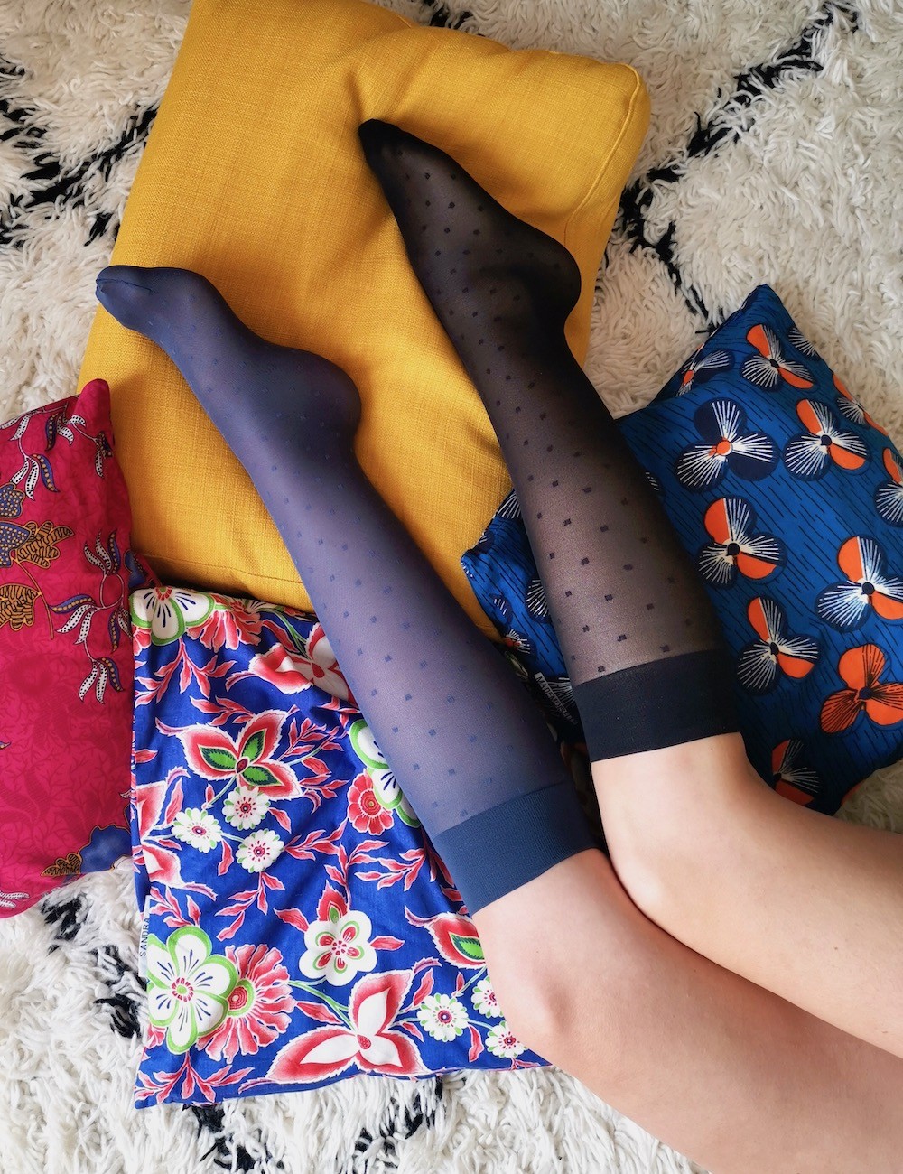 The perfect knee-highs - light legs, comfortable, non-compressive, black or stormy blue with little square pattern