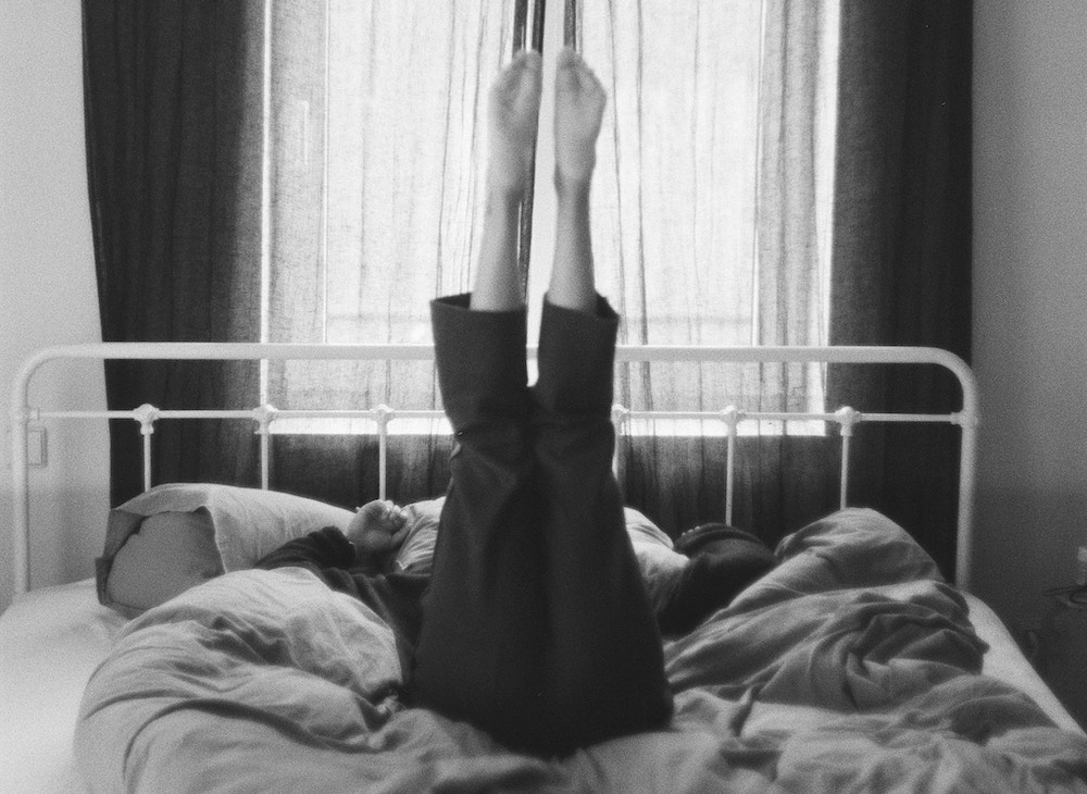 mettre un coussin sous les jambes pour dormir ne sert à rien : mieux vaut surélever directement les pieds du lit