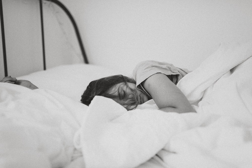 surélever les pieds de votre lit améliore la qualité de votre sommeil